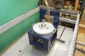 試験用鋼製椅子を使用した試験状況