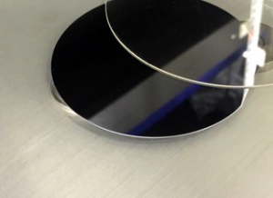 写真2 紫外線を用いた基板からの素子の剥離の画像