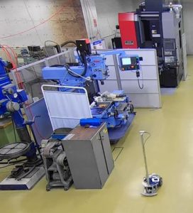 工作機械の監視巡回に向かう台車ロボット（左）台車ロボット（右）の画像