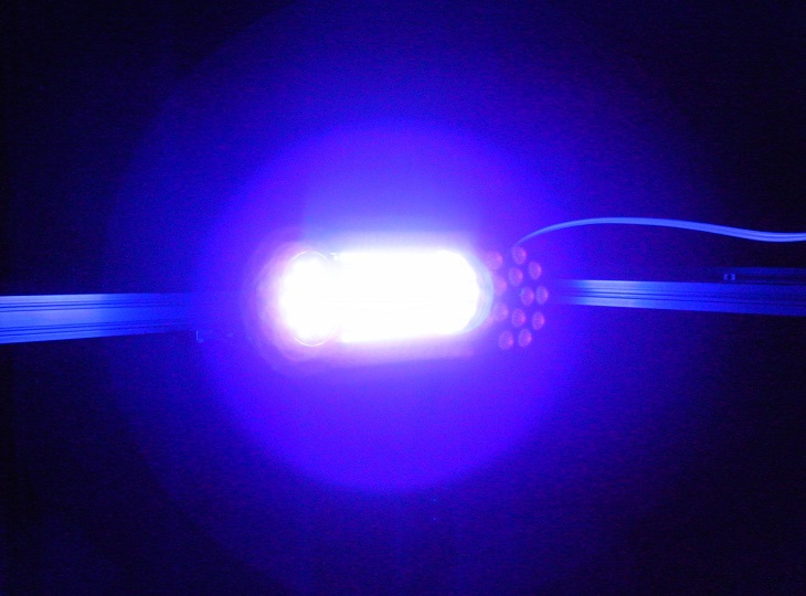 LED殺菌灯（と記載されている商品）を点灯させた状態