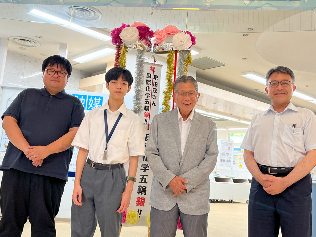 左から濱田研究員、早田さん、藤嶋先生、落合グループリーダーの集合写真