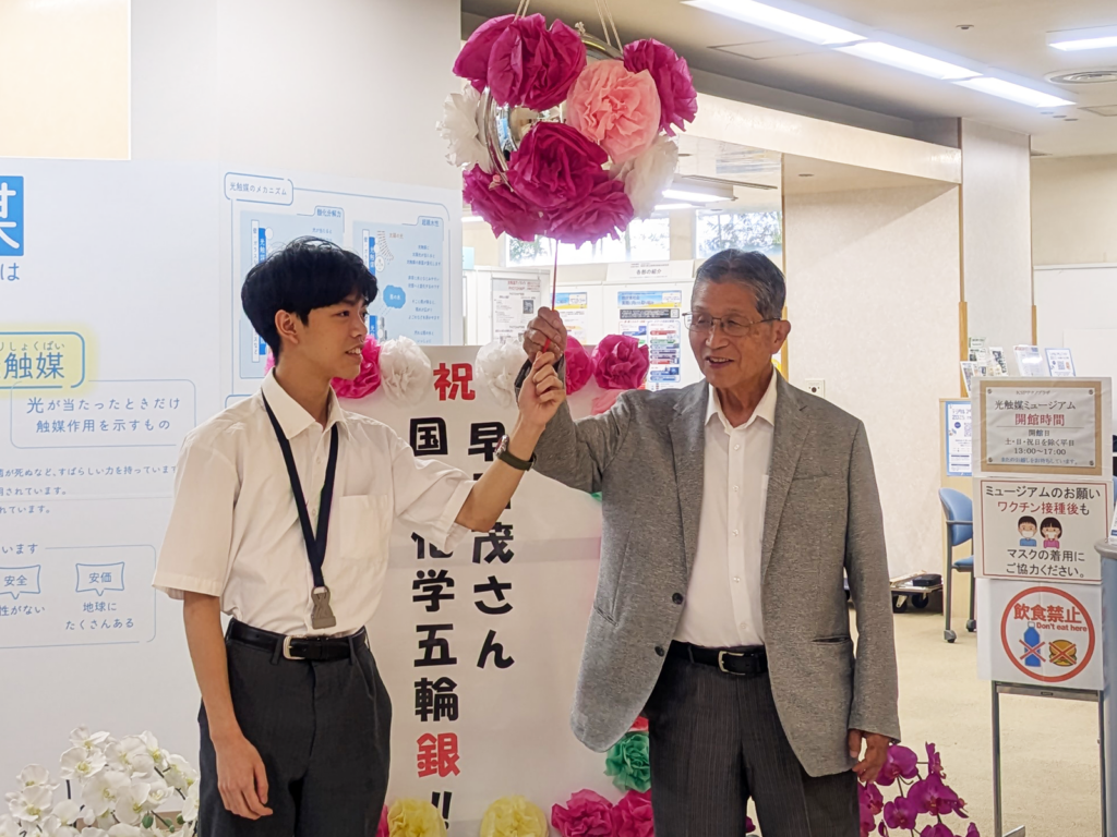 早田茂さん、藤嶋昭先生に銀メダル獲得のご報告！ - | KISTEC