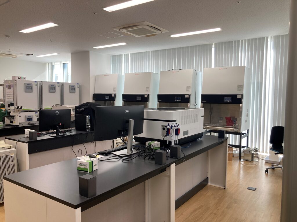遺伝子・タンパク質実験室風景写真