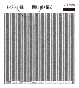 図1　作製した周期100nm の電子線レジスト パターンの走査型電子顕微鏡像