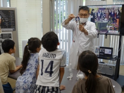 光触媒ミュージアムで開催した子供向け実験教室の様子（掲載画像の一部を生成AIで修正済み）